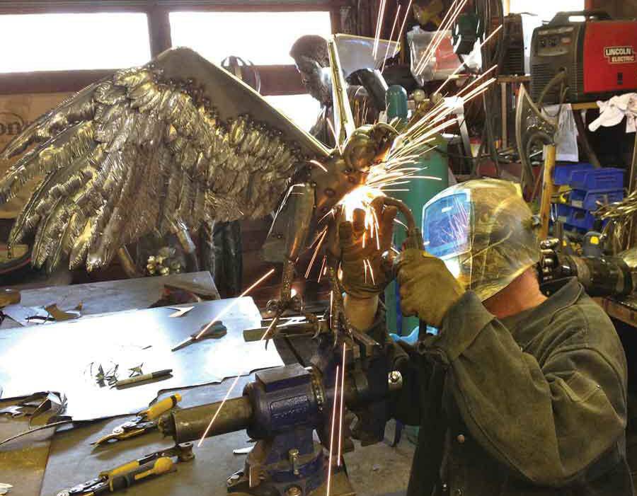 全球钣金新闻-金属制造狂：焊工制作动物的金属钣金-银川飞扬特色小吃连锁有限公司